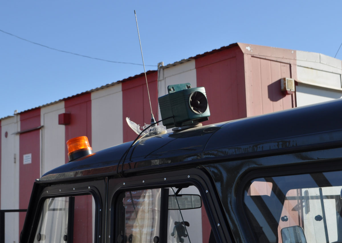 Динамик звукового отпугивателя птиц Bird Gard Pro Plus на крыше автомобиля аэродромной службы Внуково. 